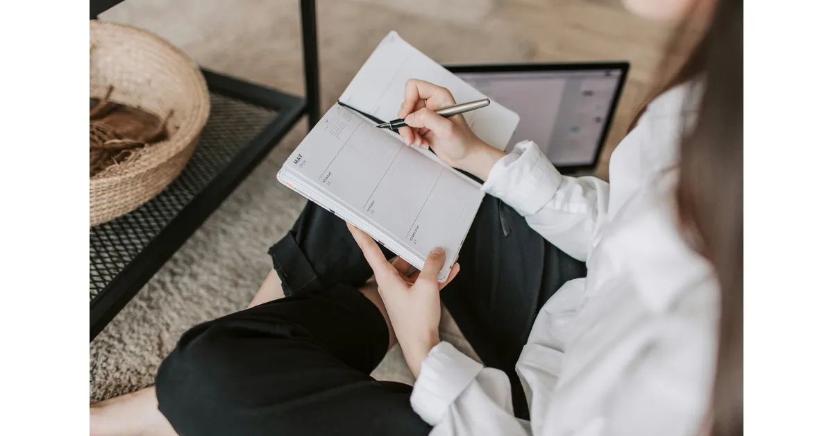 Une image contenant personne, habits, intérieur, femme

.