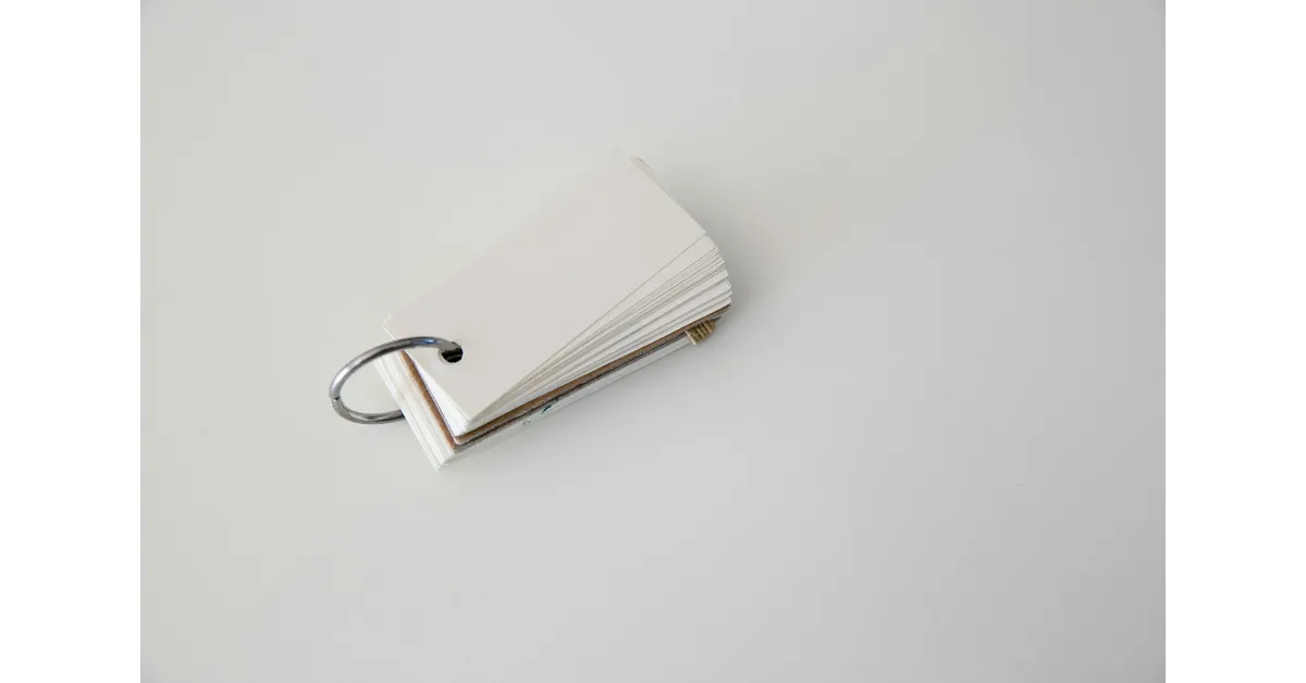 Une image contenant Lecteur flash USB, mur, intérieur, conception

.