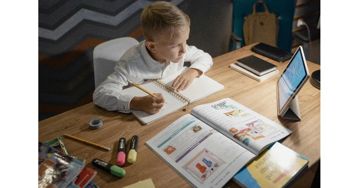 Une image contenant intérieur, personne, habits, Apprentissage

.