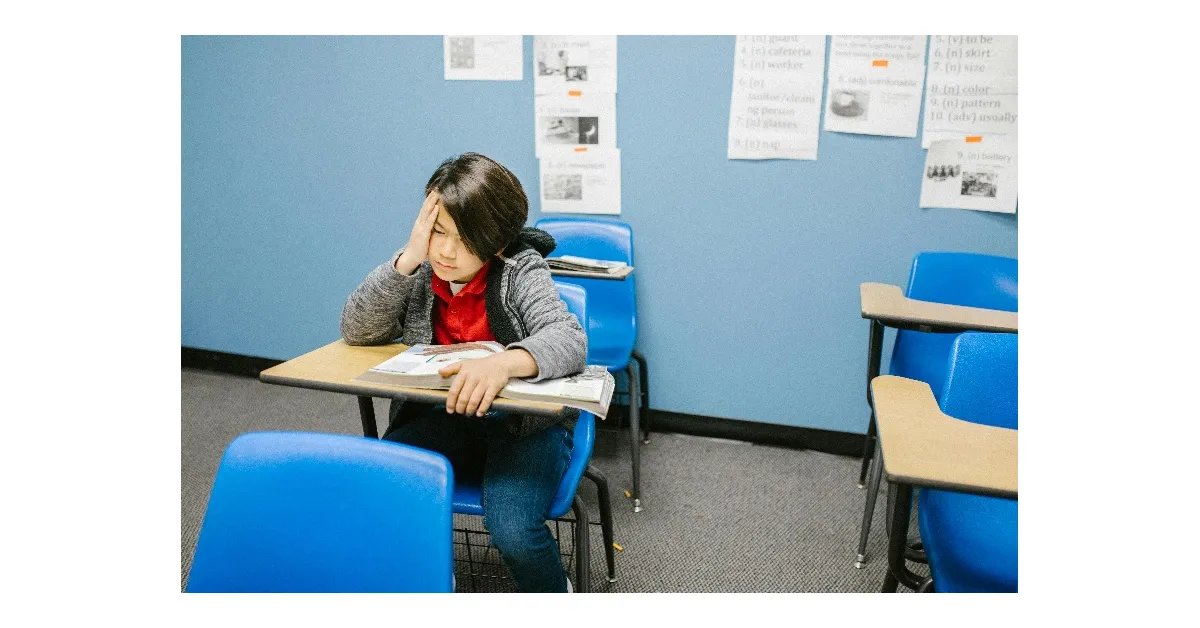 Une image contenant chaise, meubles, habits, intérieur

.