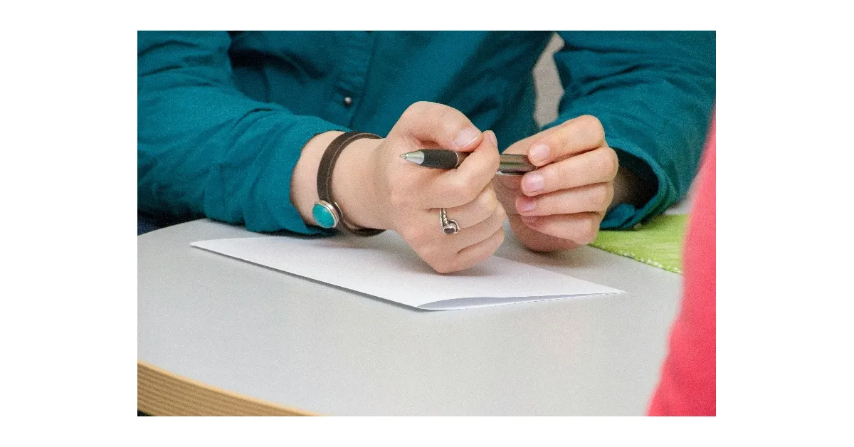 Une image contenant personne, ongle, doigt, poignet

Description générée automatiquement