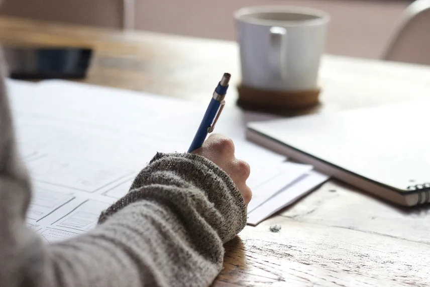Une image contenant fournitures de bureau, stylos et plumes, écriture manuscrite, Article de bureau

